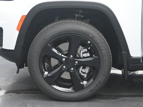 New 2025 Jeep Grand Cherokee L Altitude image 30