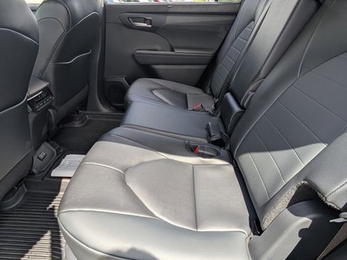 New 2026 Toyota Highlander XLE image 14