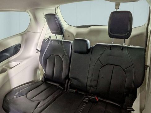 Used 2022 Chrysler Pacifica Touring-L w/ Uconnect Theater Family Group FWD image 27