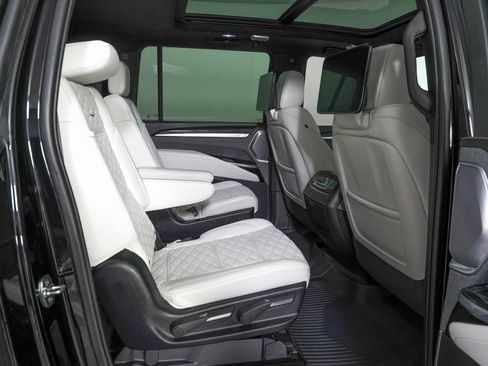 Used 2025 Cadillac Escalade ESV V w/ LPO, ONYX Package image 10