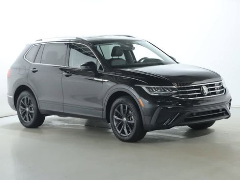 Certified 2023 Volkswagen Tiguan SE image 9