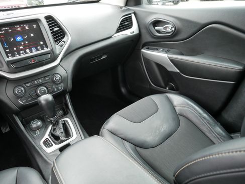 Used 2018 Jeep Cherokee Latitude Plus w/ Cold Weather Group AWD/4WD image 11