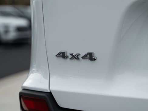 Used 2019 Jeep Cherokee Latitude Plus w/ Comfort/Convenience Group image 19