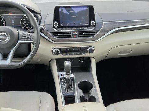 Used 2025 Nissan Altima 2.5 SV FWD image 16