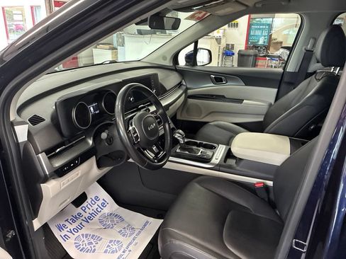 Used 2023 Kia Carnival LX FWD image 10