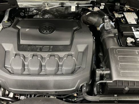 Used 2024 Volkswagen Tiguan SE w/ Panoramic Sunroof Package image 28