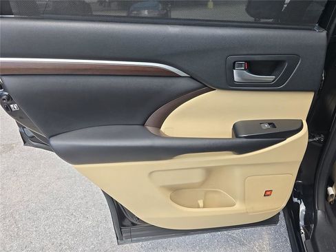Used 2016 Toyota Highlander Limited FWD image 13