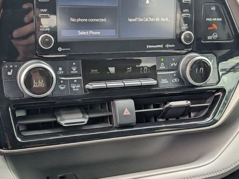 Used 2020 Toyota Highlander XLE FWD image 29