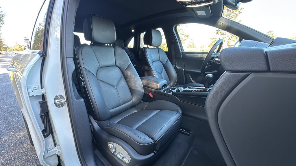 Certified 2026 Porsche Macan AWD/4WD image 19