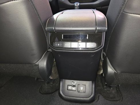 Used 2023 Toyota Highlander Limited image 27