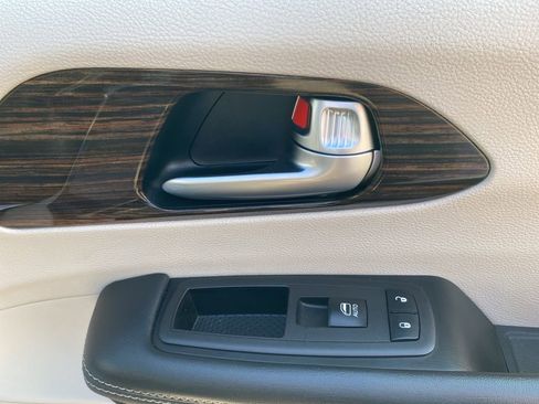 Used 2024 Chrysler Pacifica Limited image 11