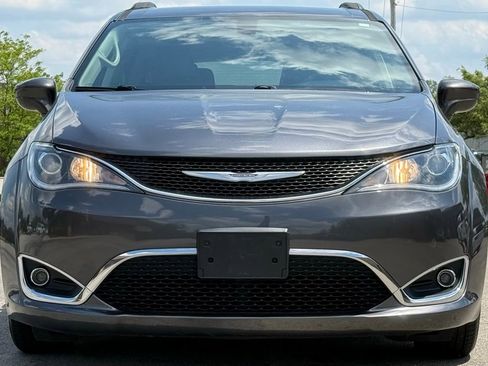 Used 2017 Chrysler Pacifica Touring-L w/ 13 Speaker Alpine Sound Group FWD image 9