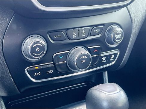 Used 2019 Jeep Cherokee Latitude Plus w/ Cold Weather Group image 15