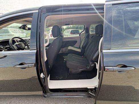 Used 2023 Chrysler Voyager LX FWD image 17