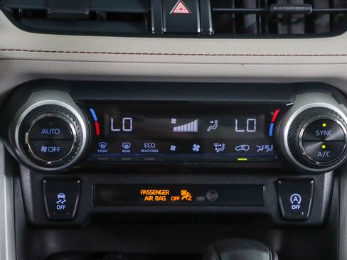 Used 2020 Toyota RAV4 XLE FWD image 20