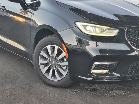 Used 2024 Chrysler Pacifica Select image 3