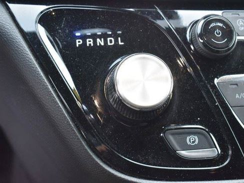 Used 2025 Chrysler Pacifica Select FWD image 29
