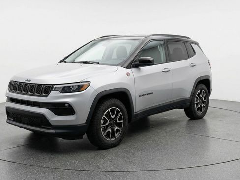 Used 2025 Jeep Compass Trailhawk w/ Trailer Tow Group image 3