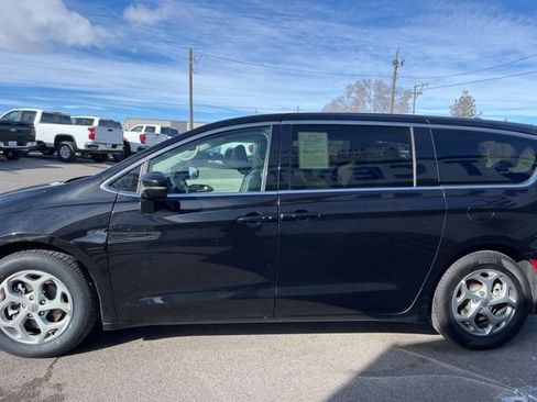Used 2024 Chrysler Pacifica Limited FWD image 10