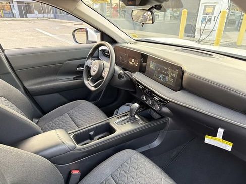 Used 2025 Nissan Kicks SV w/ SV Premium Package AWD/4WD image 9