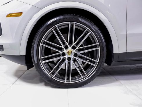 Certified 2023 Porsche Cayenne Platinum Edition image 24