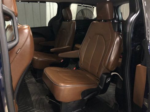 Used 2018 Chrysler Pacifica Limited w/ Tire & Wheel Group FWD image 24