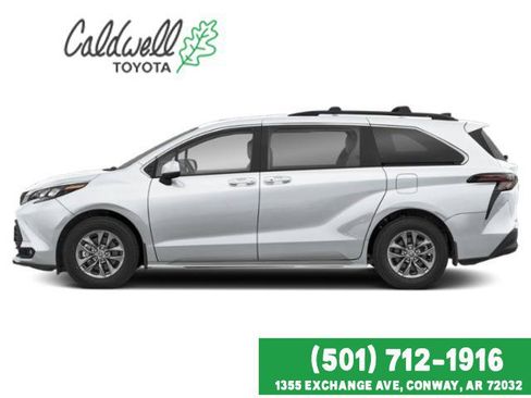 Used 2025 Toyota Sienna XLE FWD image 3