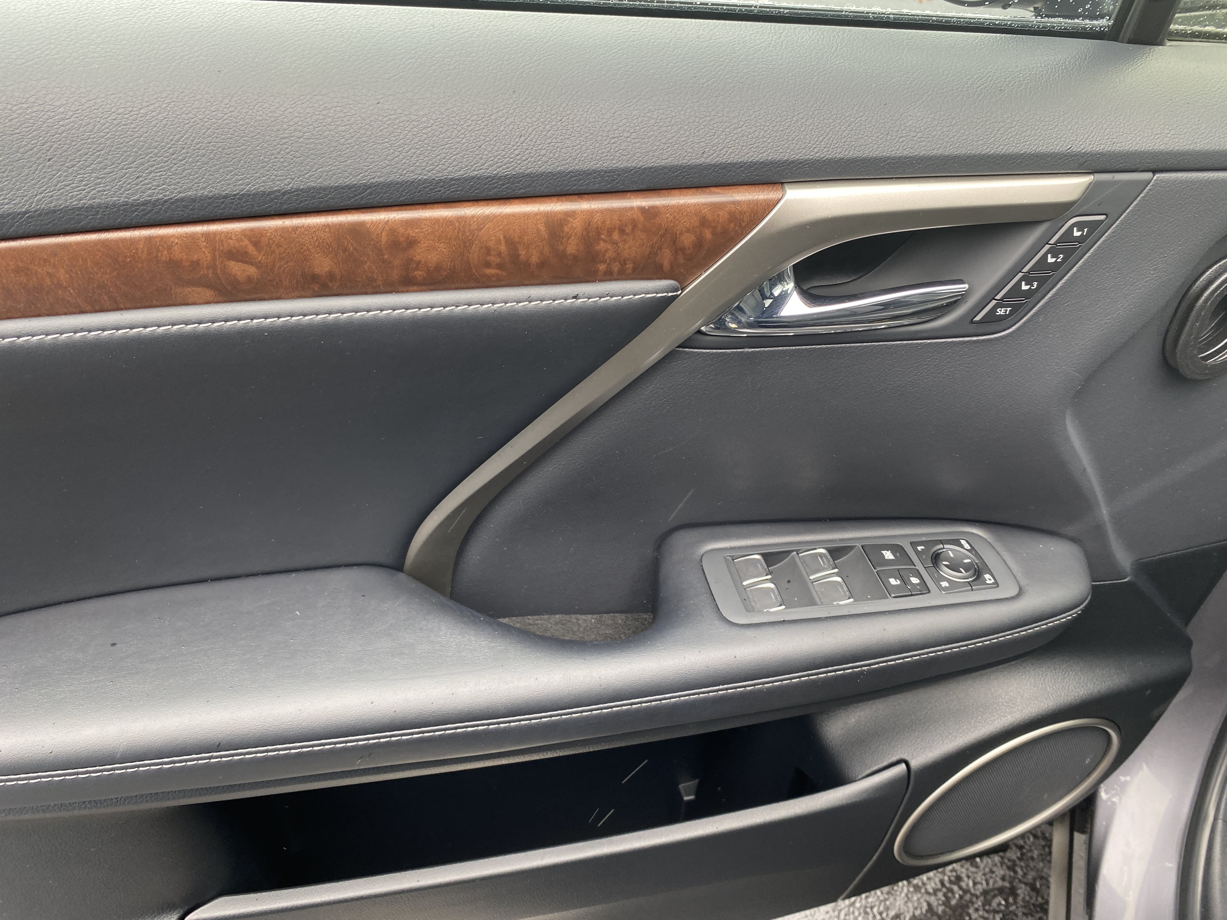 Used 2022 Lexus RX 350L Premium w/ Premium Package AWD/4WD image 9