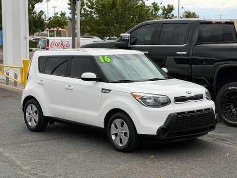 Used 2016 Kia Soul FWD image 4