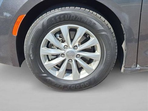 Used 2018 Chrysler Pacifica Touring-L FWD image 23