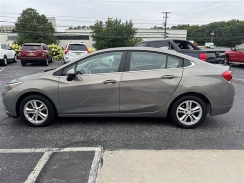 Used 2017 Chevrolet Cruze LT w/ Convenience Package image 5