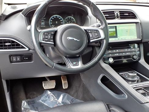 Used 2017 Jaguar F-PACE R-Sport image 16