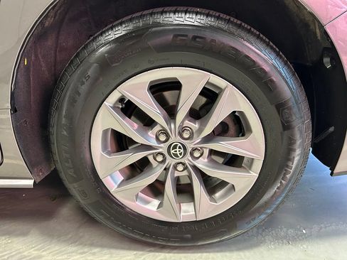 Used 2022 Toyota Sienna XLE FWD image 26