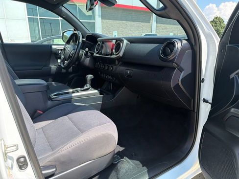 Used 2019 Toyota Tacoma TRD Off-Road w/ Technology Package AWD/4WD image 10