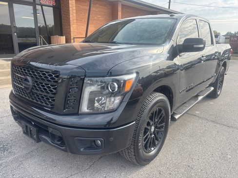 Used 2019 Nissan Titan SV w/ SV Convenience Package image 2