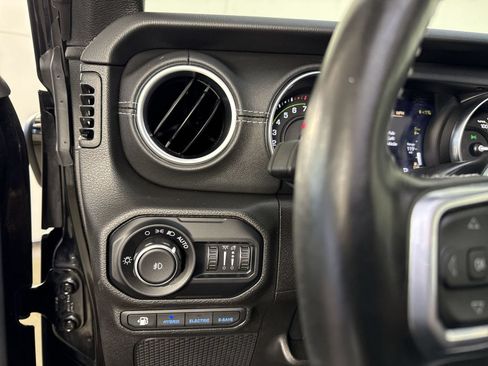 Used 2022 Jeep Wrangler Unlimited Sahara w/ Cold Weather Group AWD/4WD image 15