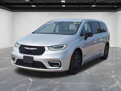 Used 2024 Chrysler Pacifica Touring-L