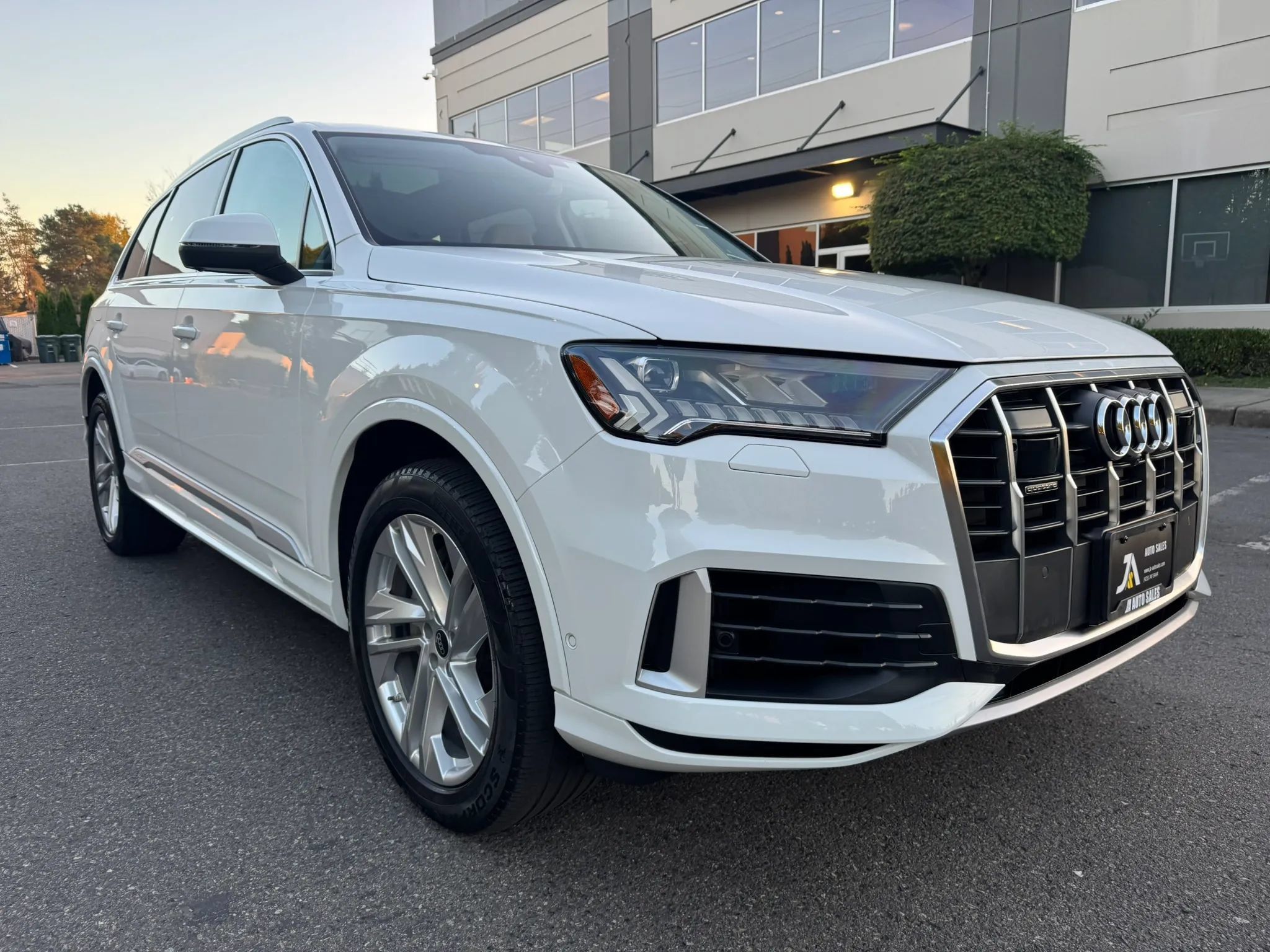 Used 2023 Audi Q7 3.0T Premium w/ Convenience Package AWD/4WD image 2