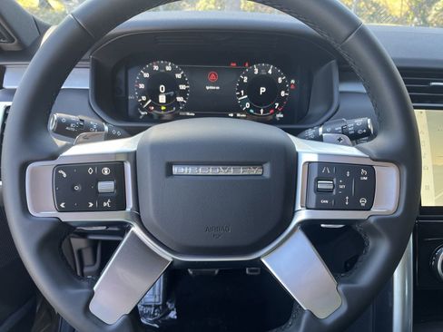 Used 2025 Land Rover Discovery Dynamic SE image 13
