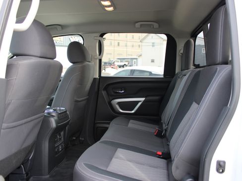 Certified 2022 Nissan Titan SV w/ SV Convenience Package image 12
