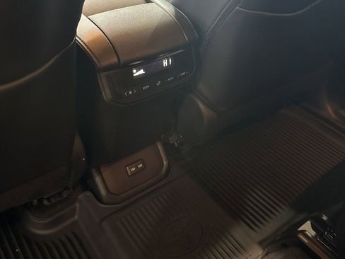 Used 2025 Toyota Highlander AWD image 12