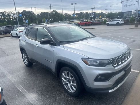 Used 2025 Jeep Compass Limited AWD/4WD image 4