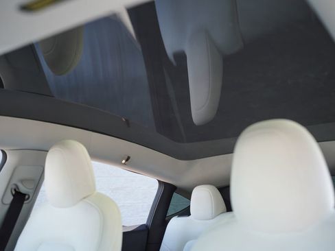 Used 2021 Tesla Model Y Long Range AWD/4WD image 29