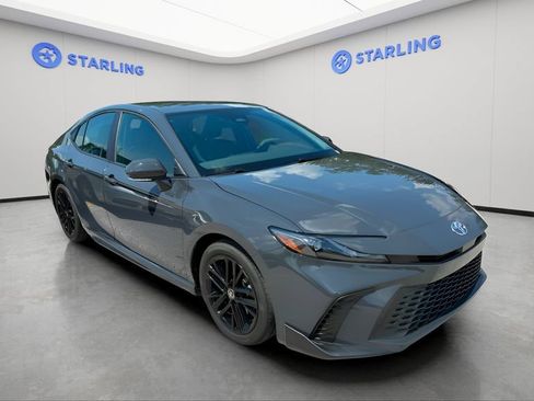 Used 2025 Toyota Camry SE FWD image 2