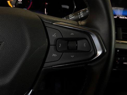 Used 2025 Chevrolet Trax LT w/ LT Convenience Package FWD image 38