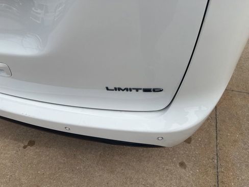 Used 2025 Chrysler Pacifica Limited FWD image 36