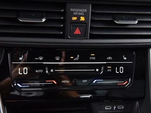 Used 2025 Volkswagen Jetta SE FWD image 15