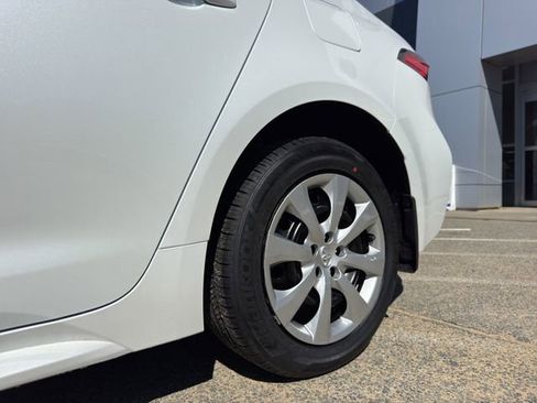 Used 2025 Toyota Corolla LE image 28