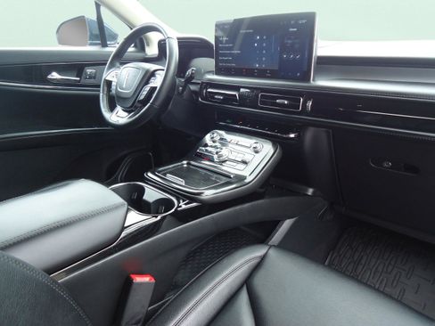 Used 2022 Lincoln Nautilus FWD image 25