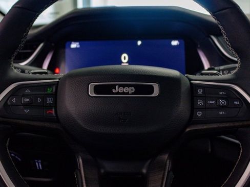 Used 2023 Jeep Grand Cherokee Limited w/ Black Appearance Package image 12